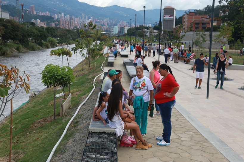 A completed segment of the Medellín River Parks project
