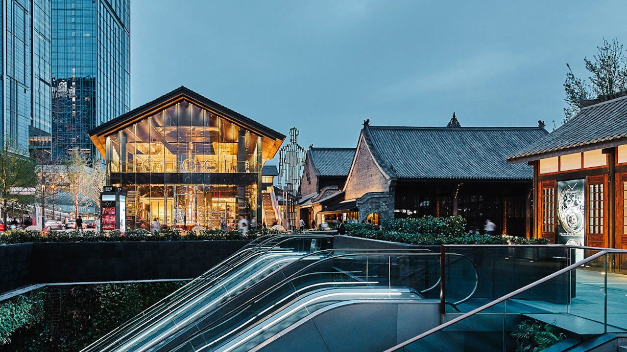 The charm of Chengdu’s Taikoo district lies in its careful juxtaposition of ancient temples and modern buildings, blending old and new elements beautifully